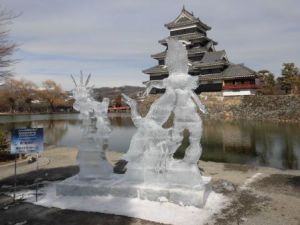 松本城と氷像3